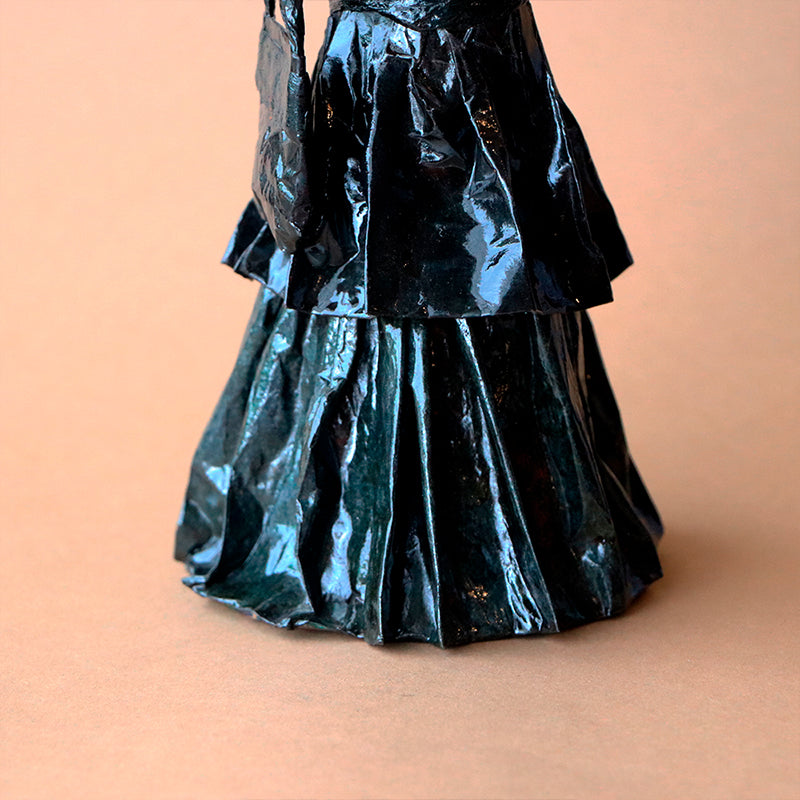 catrina con abanico negro