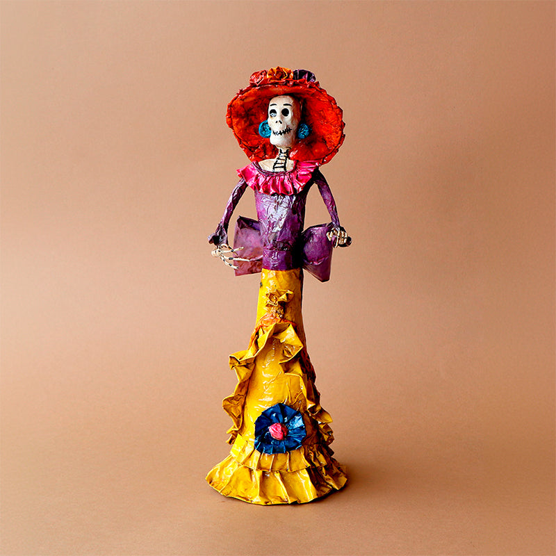 catrina con vestido morado y amarillo