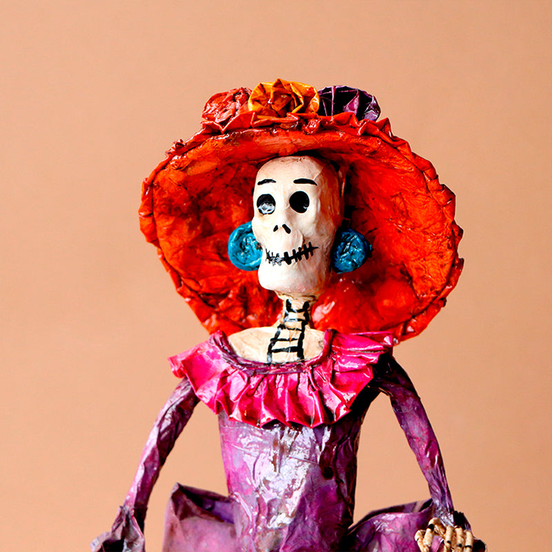 catrina con vestido morado y amarillo