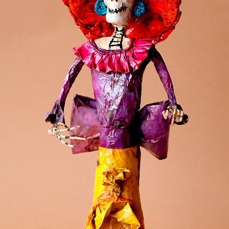 catrina con vestido morado y amarillo