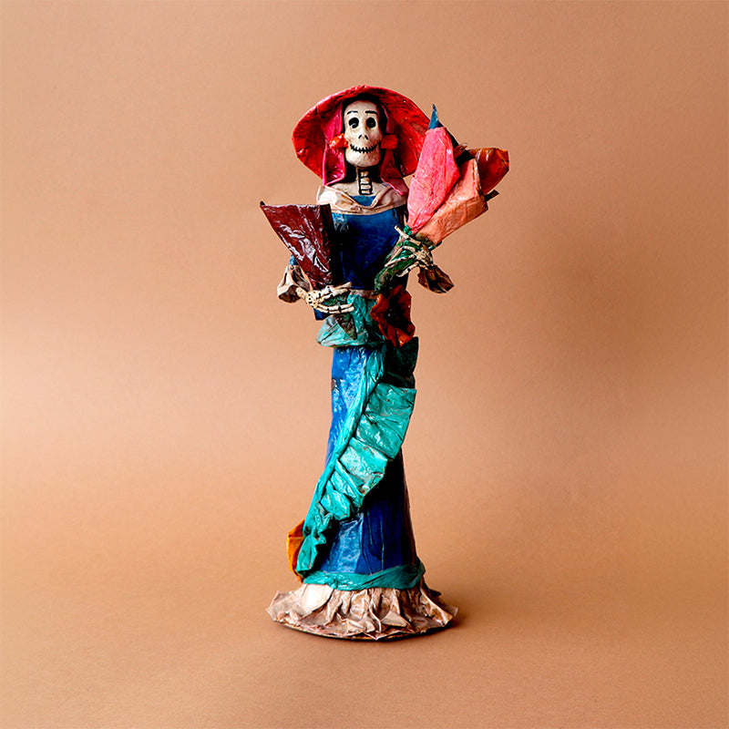 catrina con tres ramos de flores