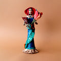 catrina con tres ramos de flores