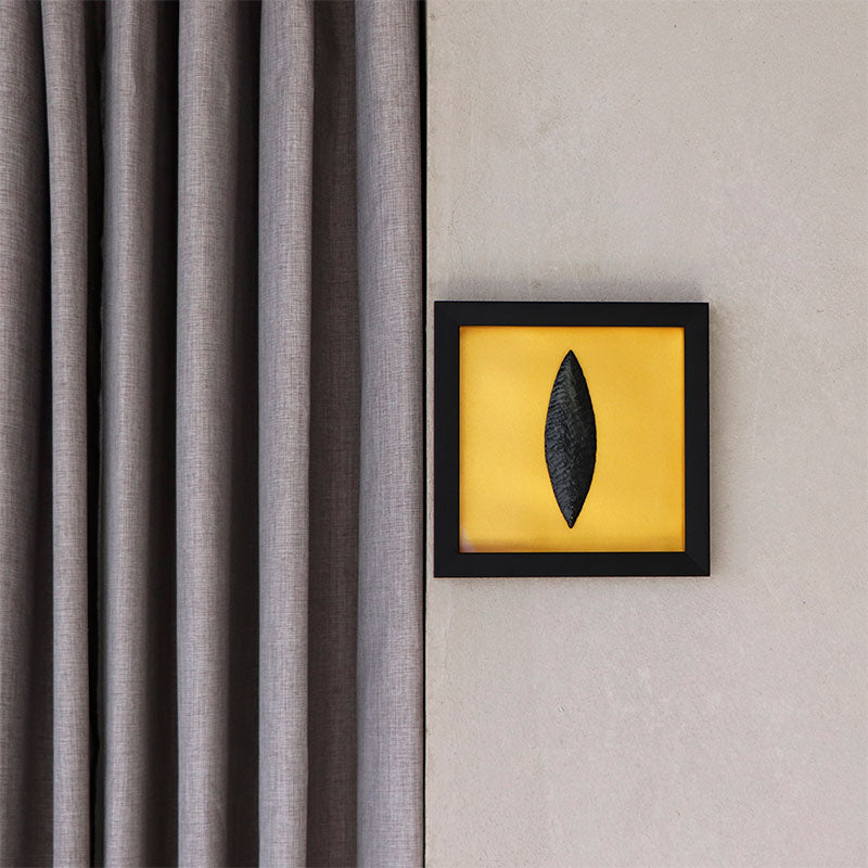 Cuadro chico dorado con daga de obsidiana negra