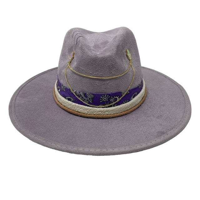 sombrero indiana con pin lila