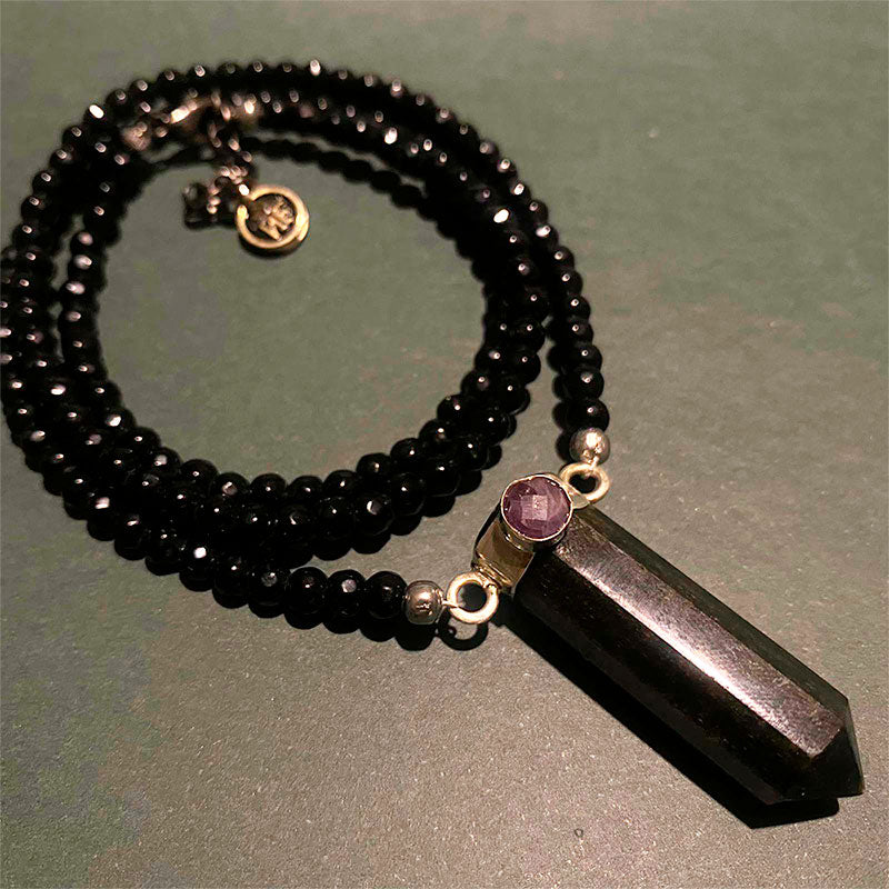 collar punta obsidiana dorada con amatista en bisel