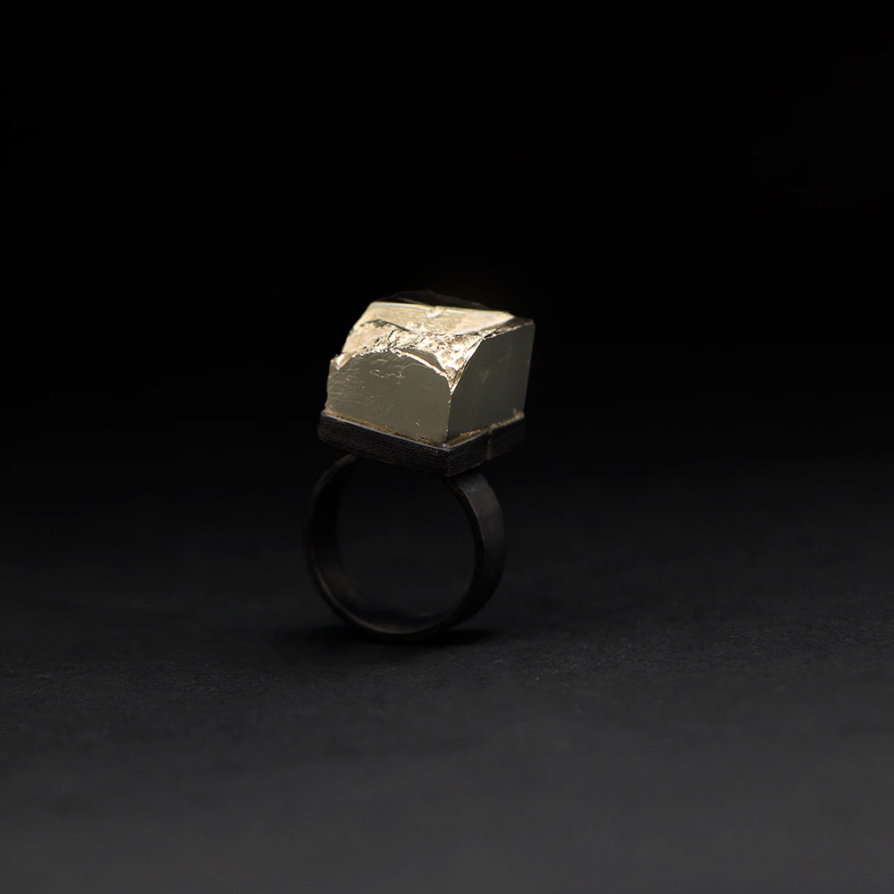 Anillo cubo de pirita