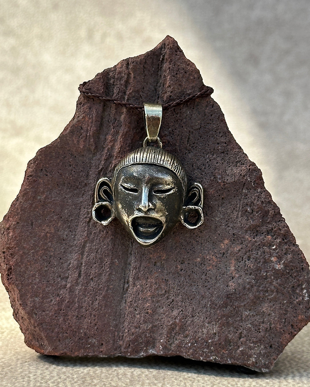 dije mascara orejeras