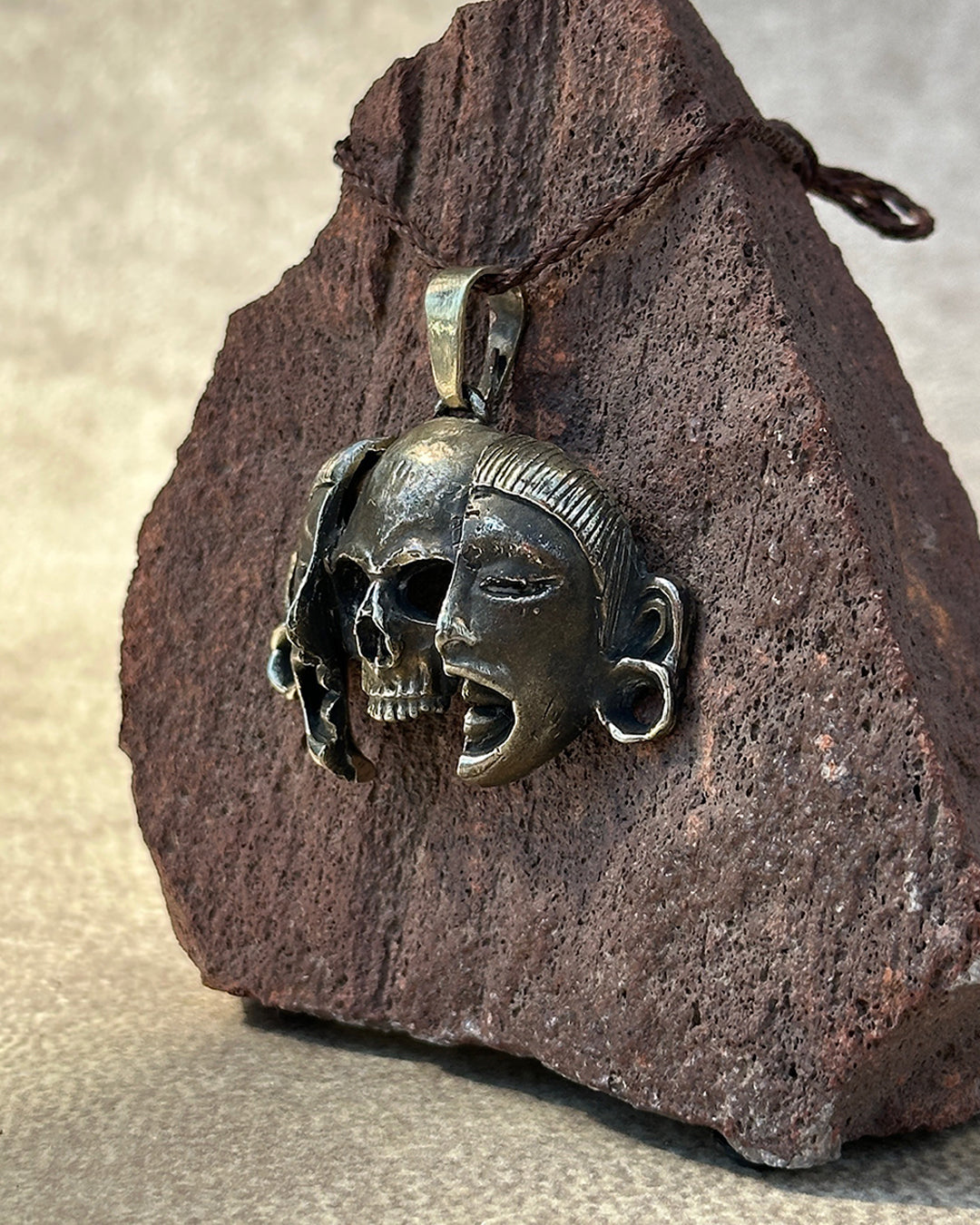 dije máscaras dobles plateado