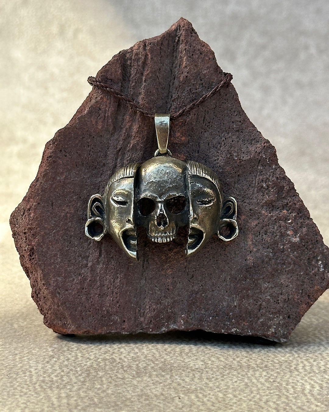 dije máscaras dobles plateado