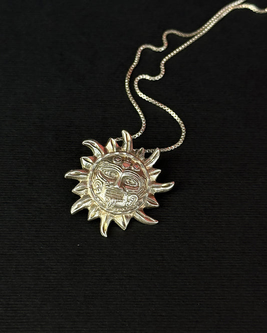 collar sol con grecas