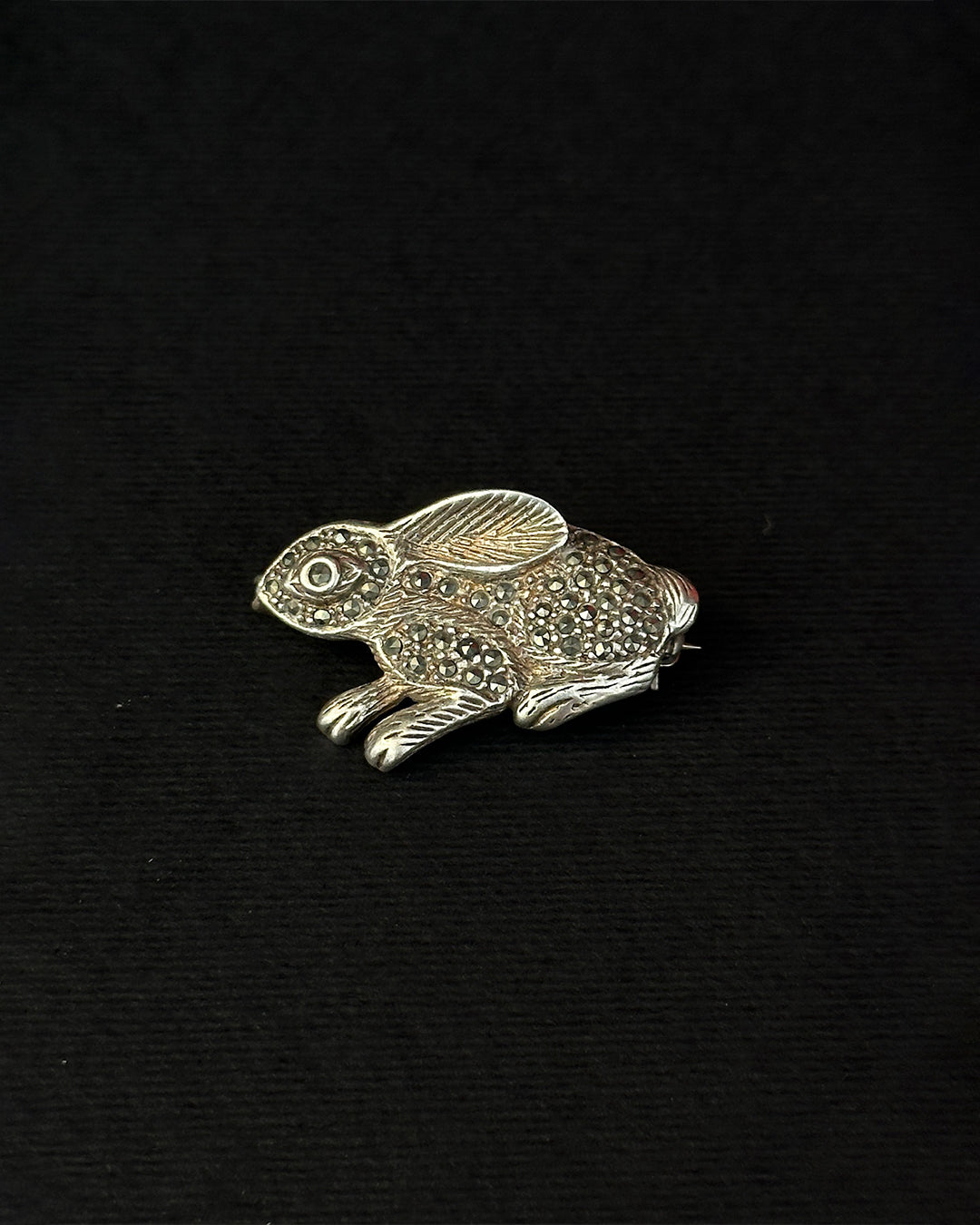 Broche conejo en la luna