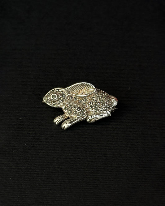 Broche conejo en la luna