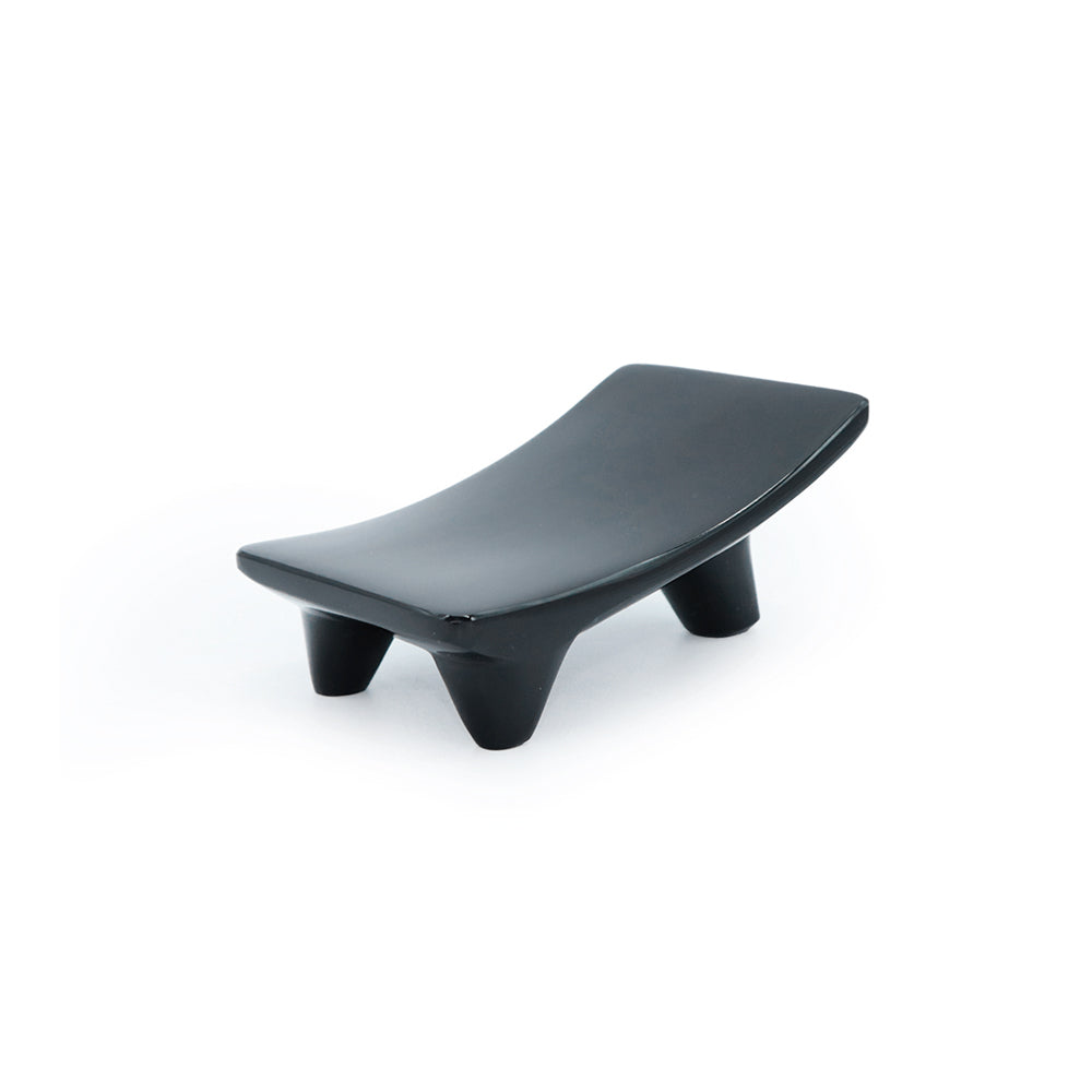 Metate de obsidiana negra