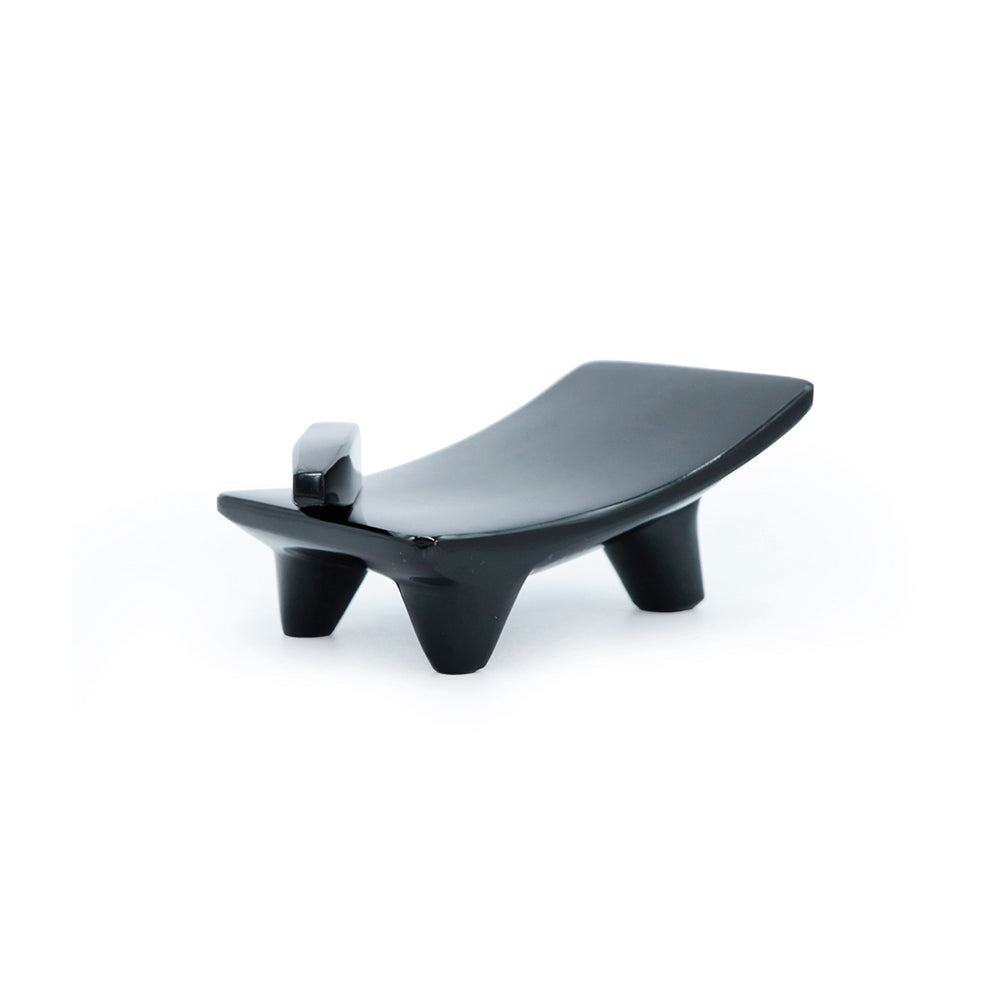 Metate de obsidiana negra