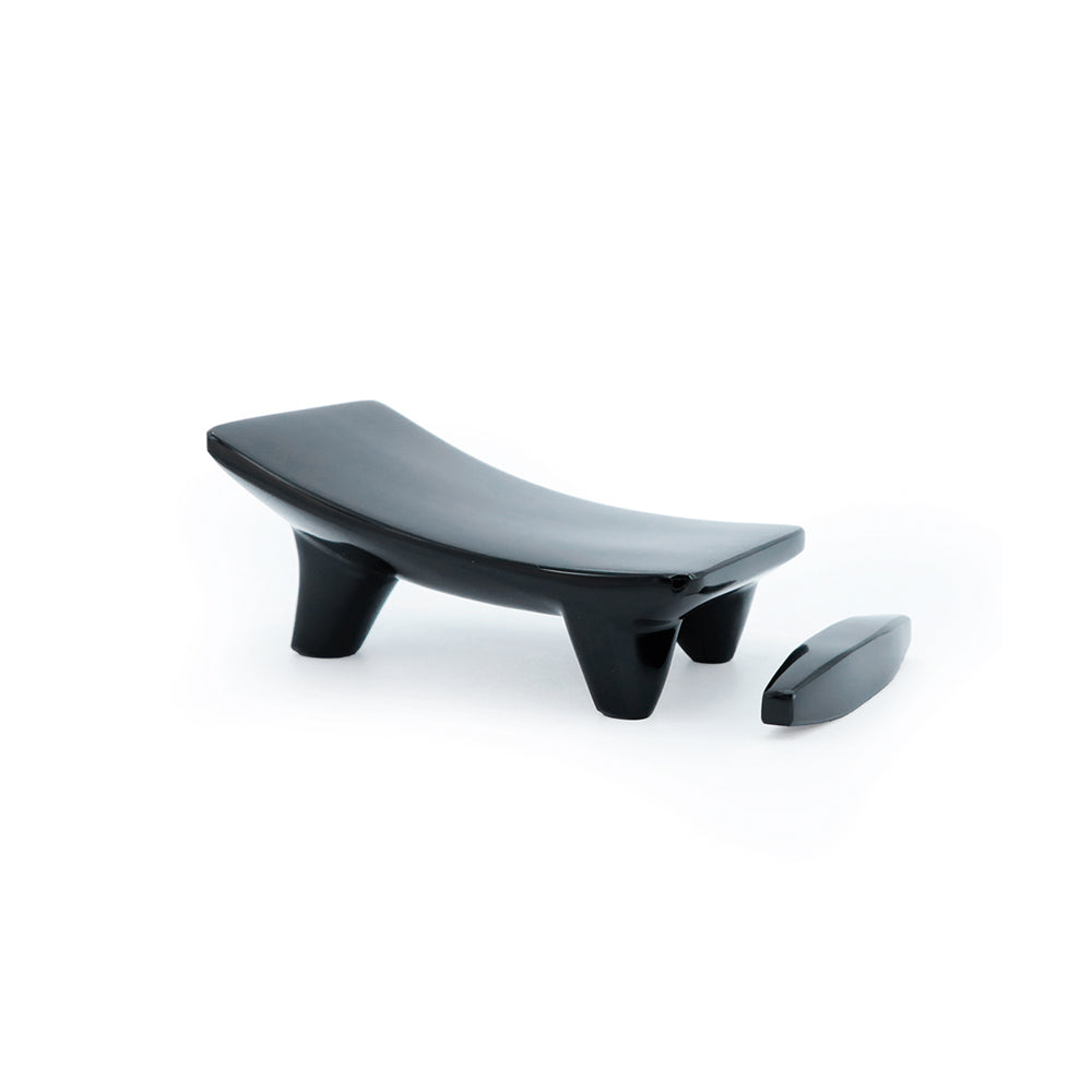 Metate de obsidiana negra