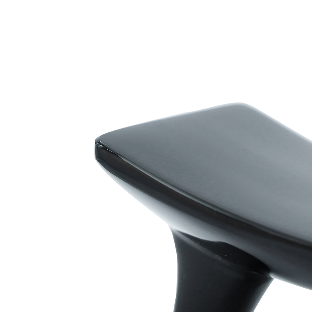 Metate de obsidiana negra