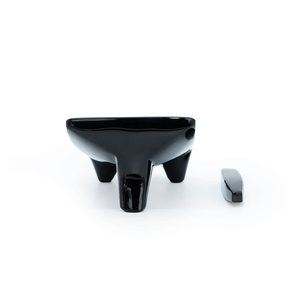 Metate de obsidiana negra