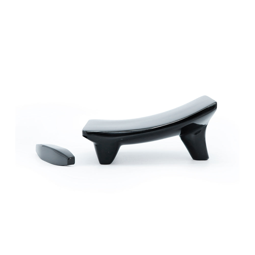 Metate de obsidiana negra