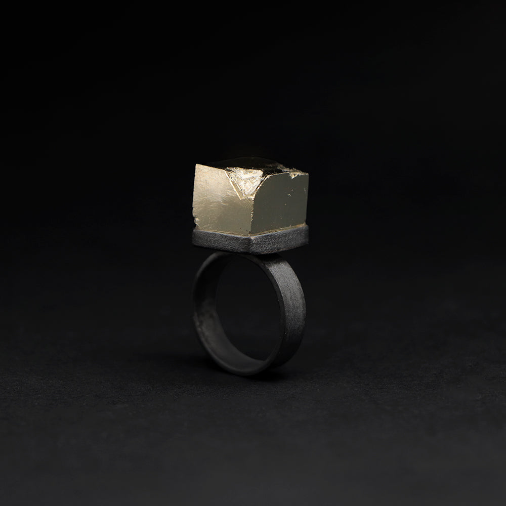 Anillo cubo de pirita