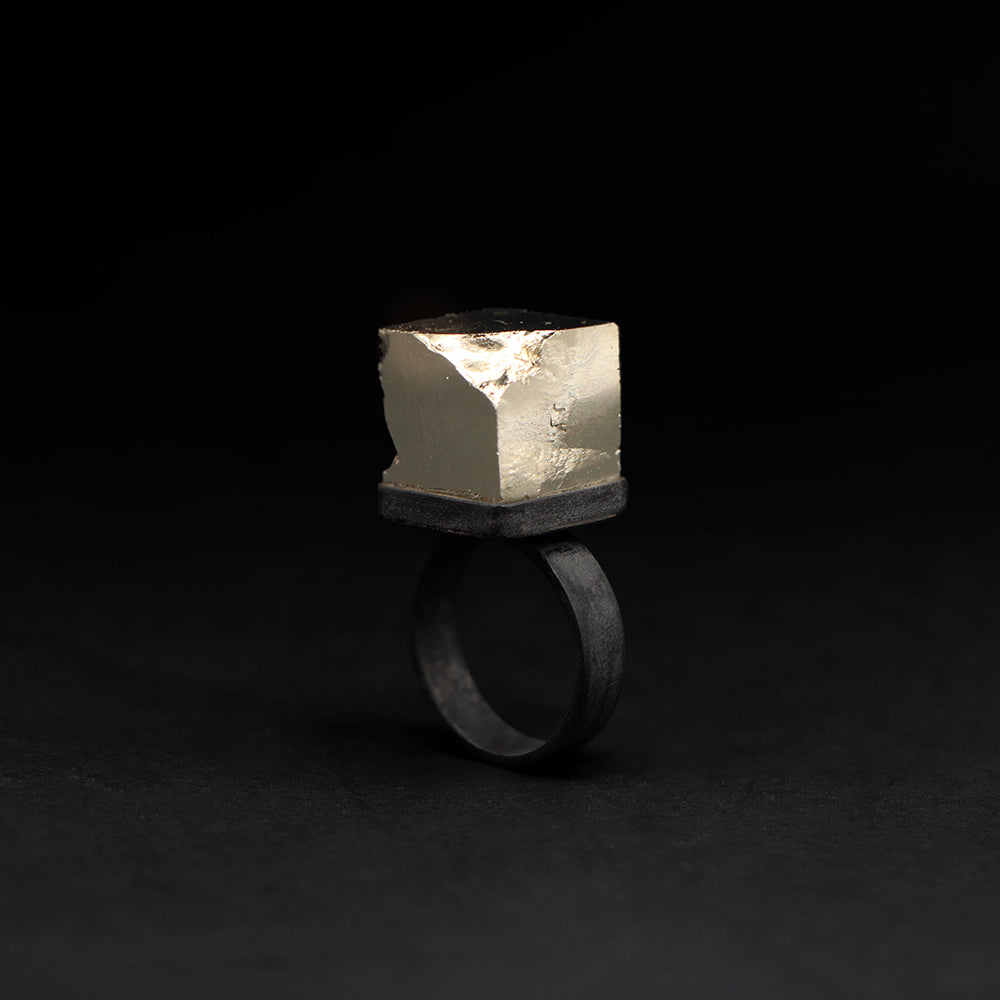 Anillo cubo de pirita