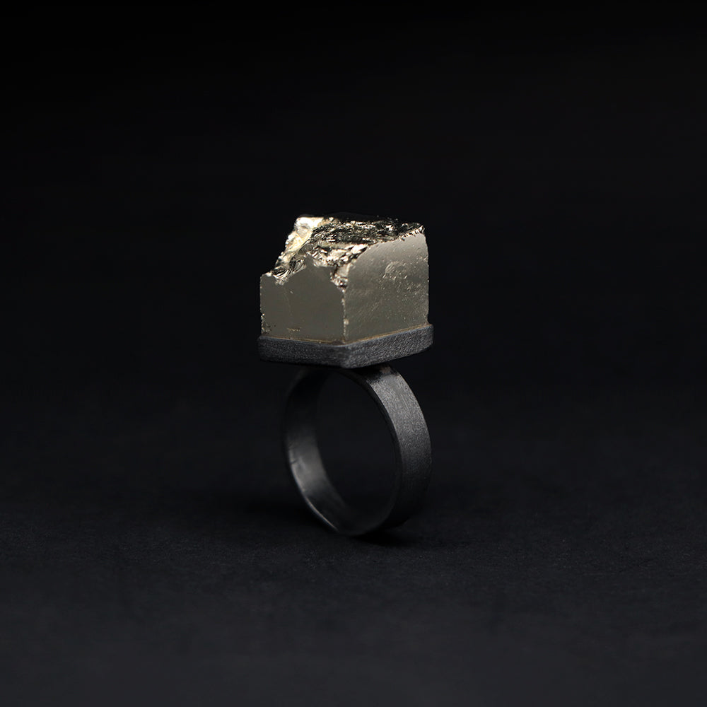 Anillo cubo de pirita