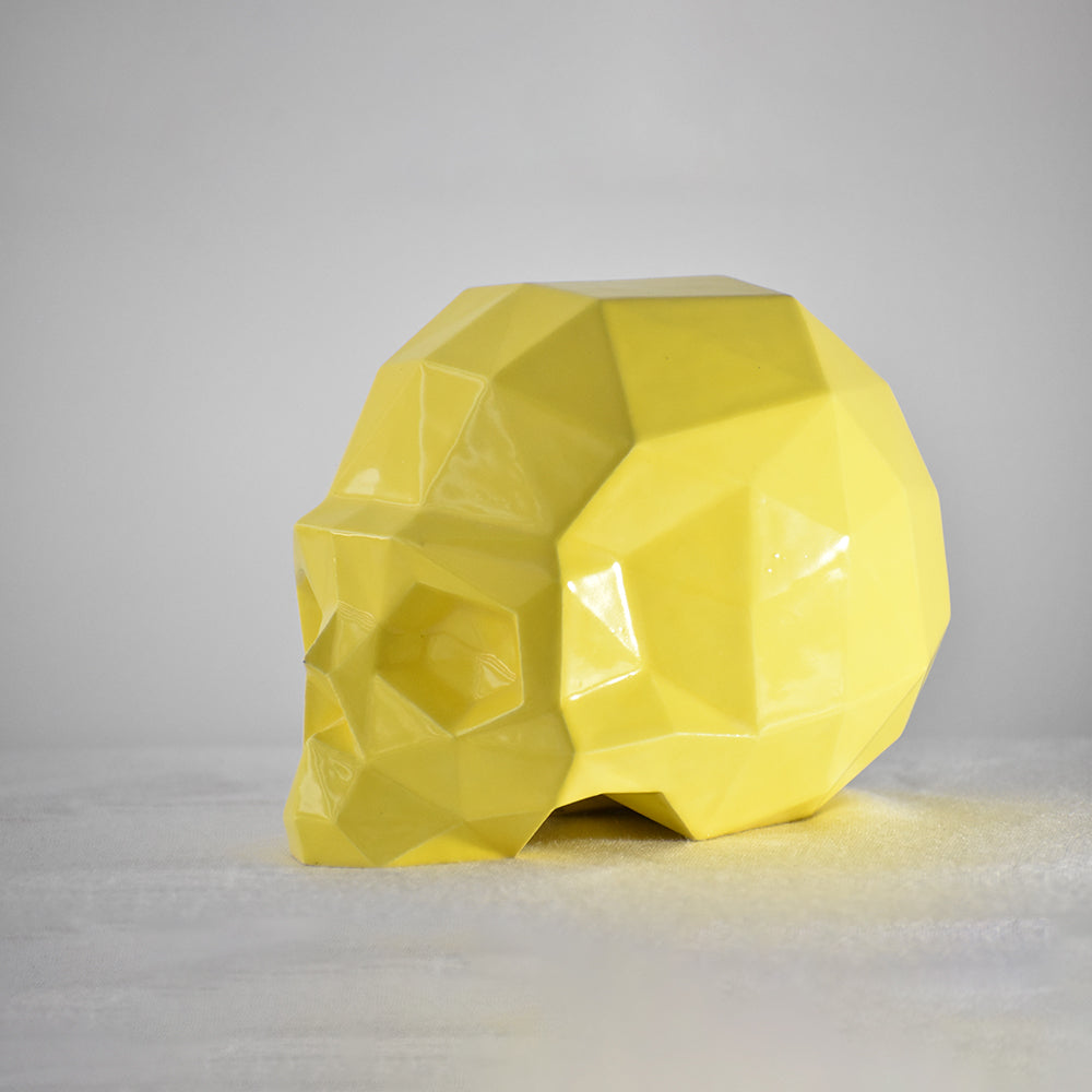 cráneo esmalte amarillo