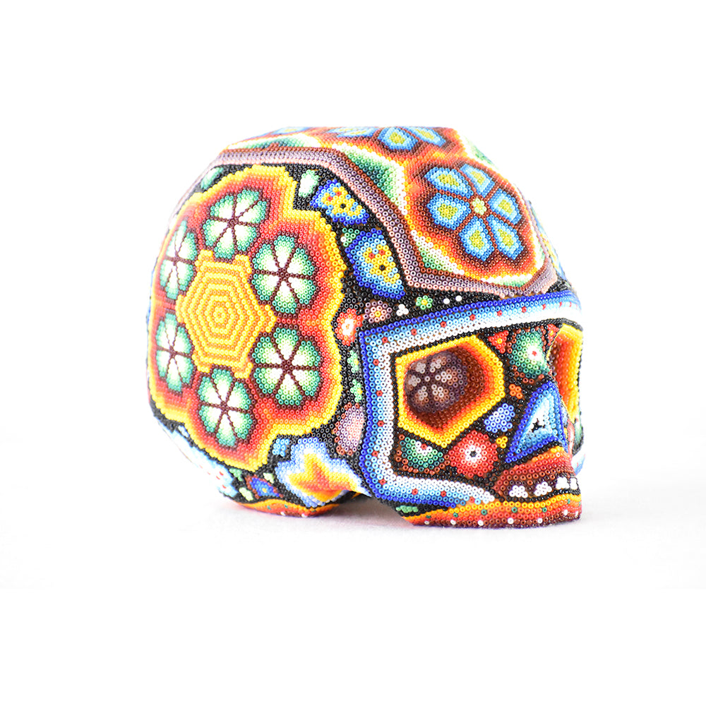 cráneo huichol multicolor