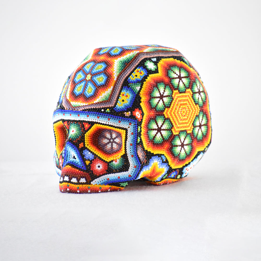 cráneo huichol multicolor
