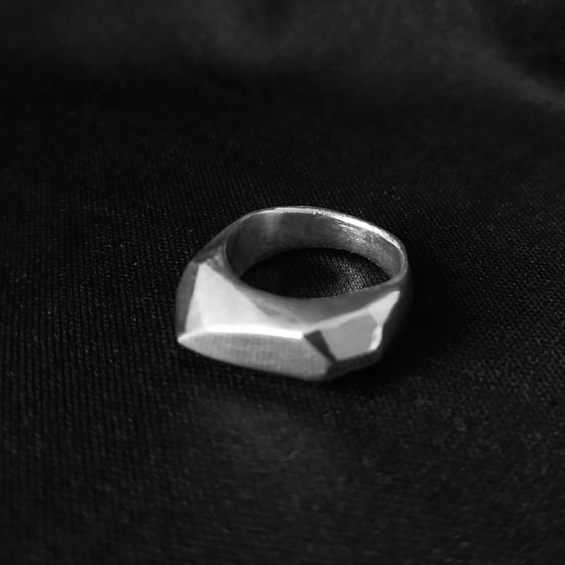 anillo facetado