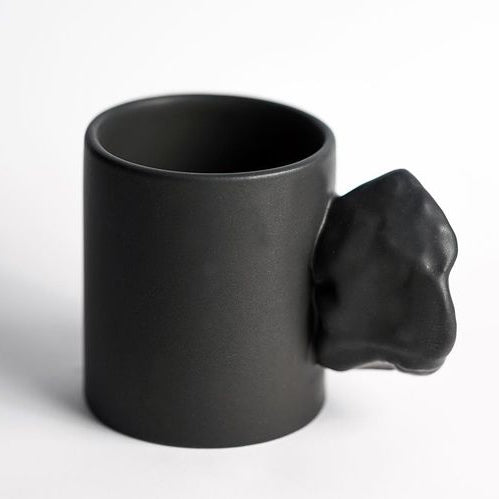taza_negra_roca